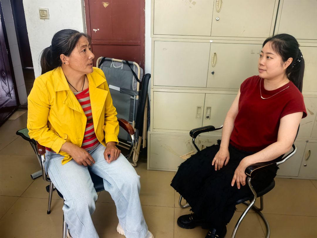 和卢艳艳妈妈家访照片.jpg